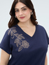 T-shirt in cotone con applicazione floreale image number 3