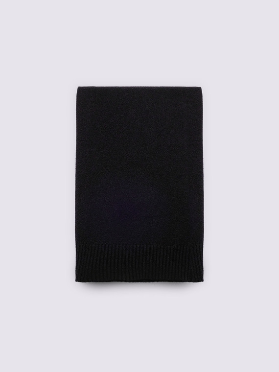 Long scarf with ribbed edges