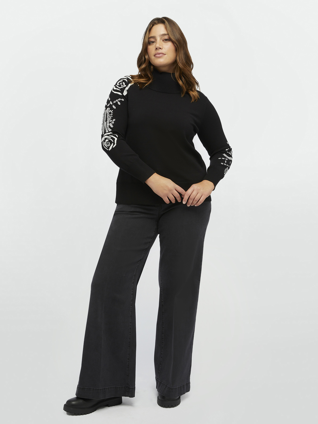 Pull avec broderie contrastante sur les manches image number 0