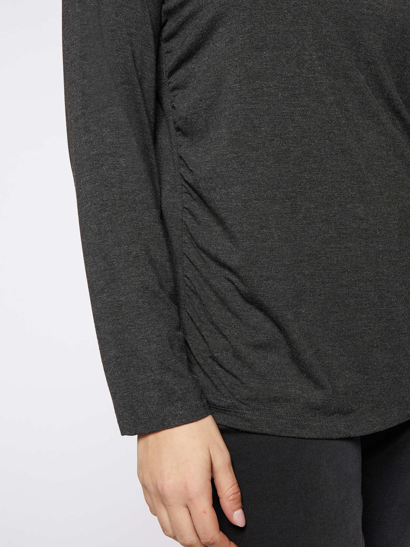 Camiseta con escote bordado image number 3