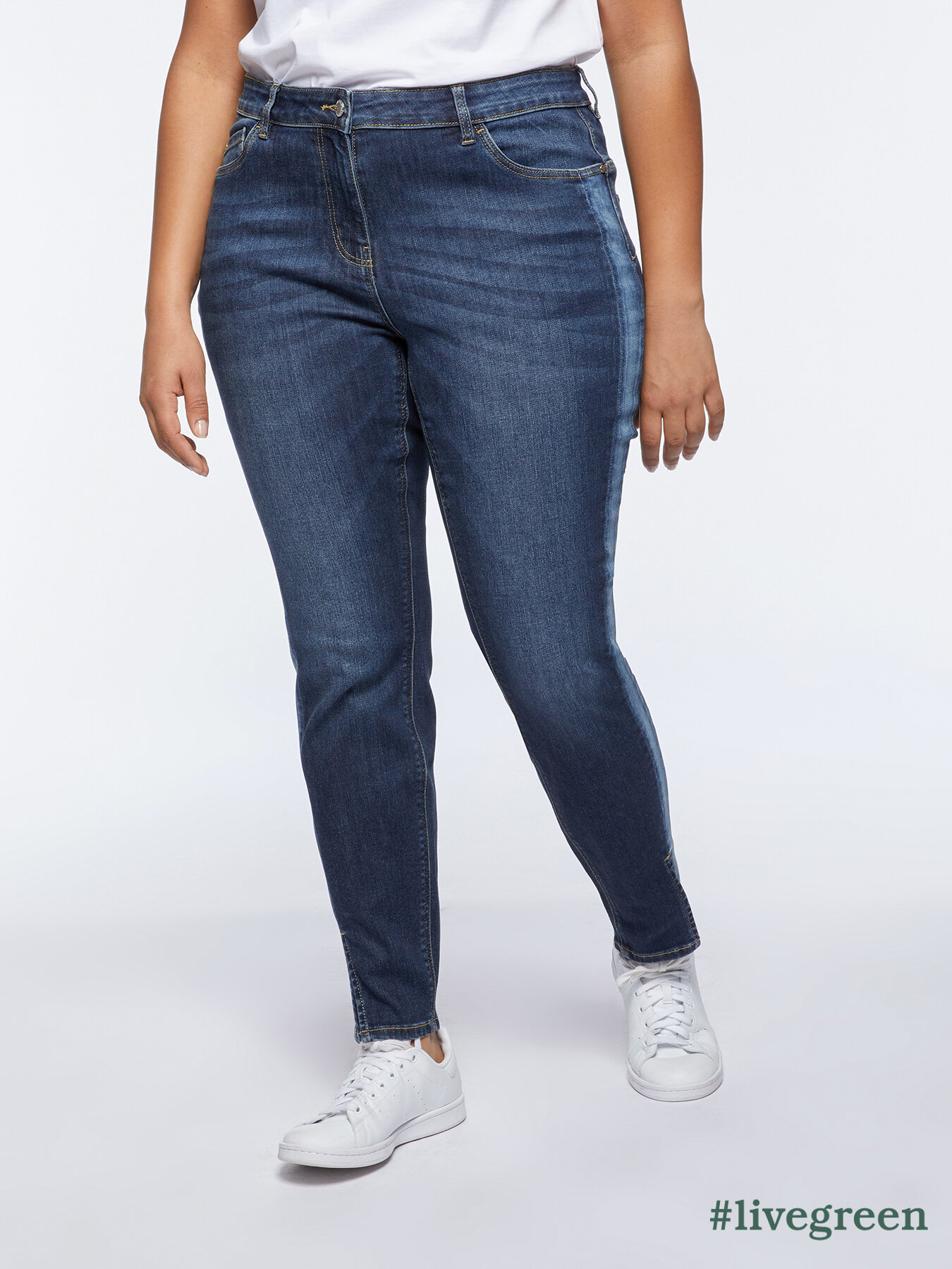 Jeans slim fit con bordi sfumati image number 0