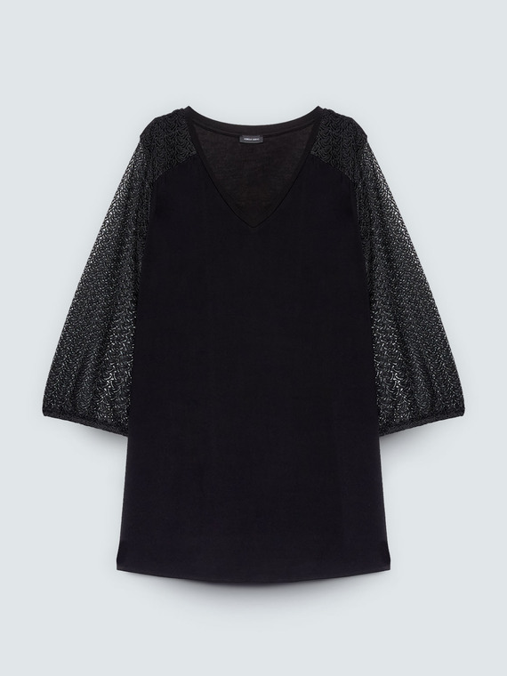 Two-tone t-shirt with crochet sleeves