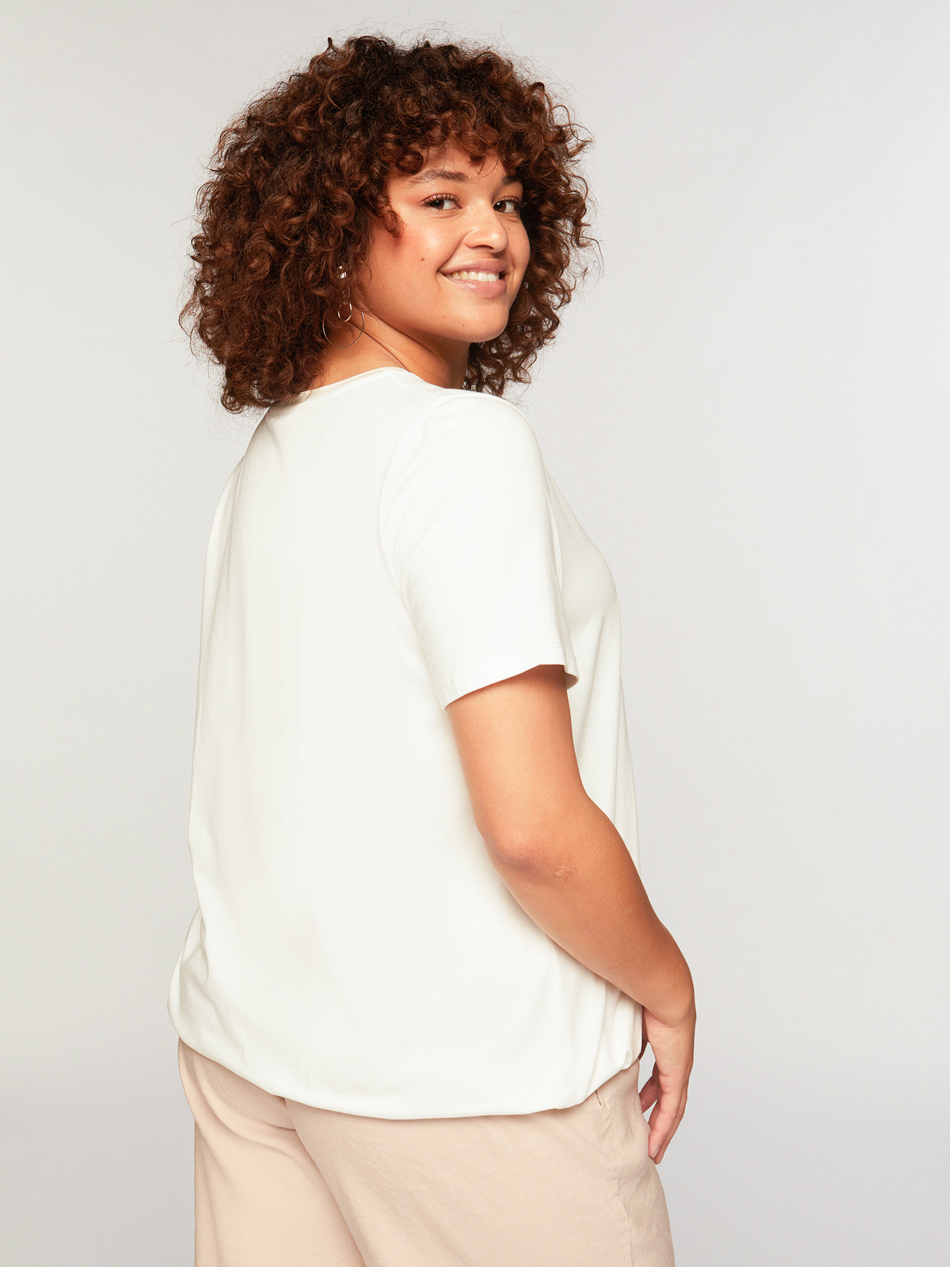 Camiseta con estampado estilo c&oacute;mic y pedrer&iacute;a image number 1