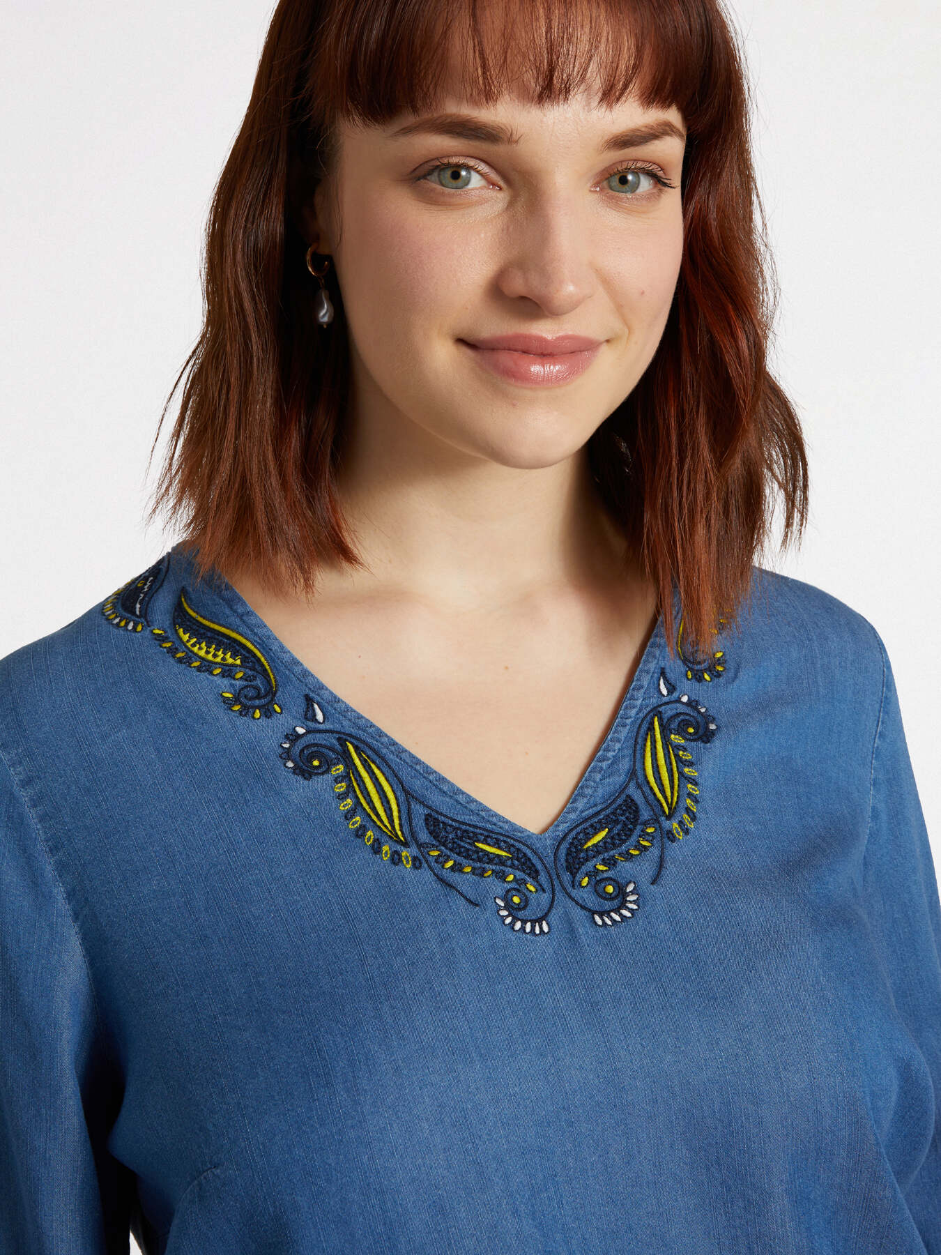 Blusa bordada con fibras de TENCEL&trade; image number 3