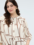 Blouse imprim&eacute; g&eacute;om&eacute;trique en viscose image number 2