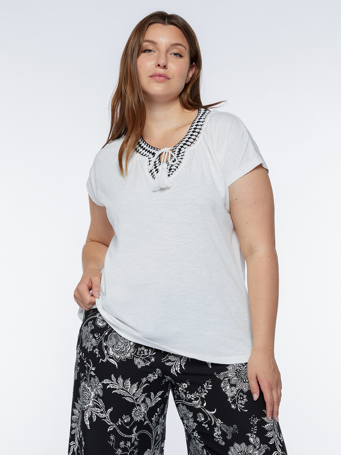 T-Shirt mit Ethno-Stickerei image number 0