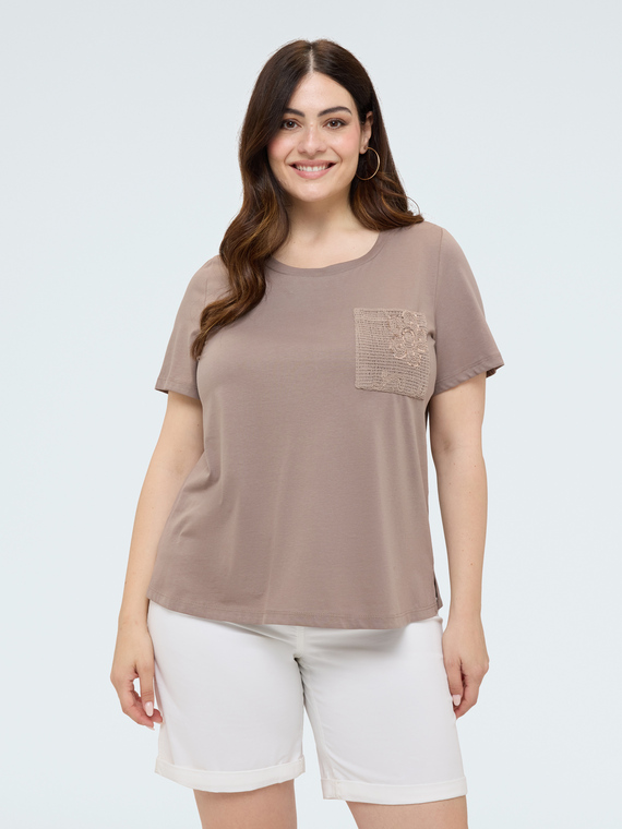 Cotton t-shirt with crochet pocket and sequins