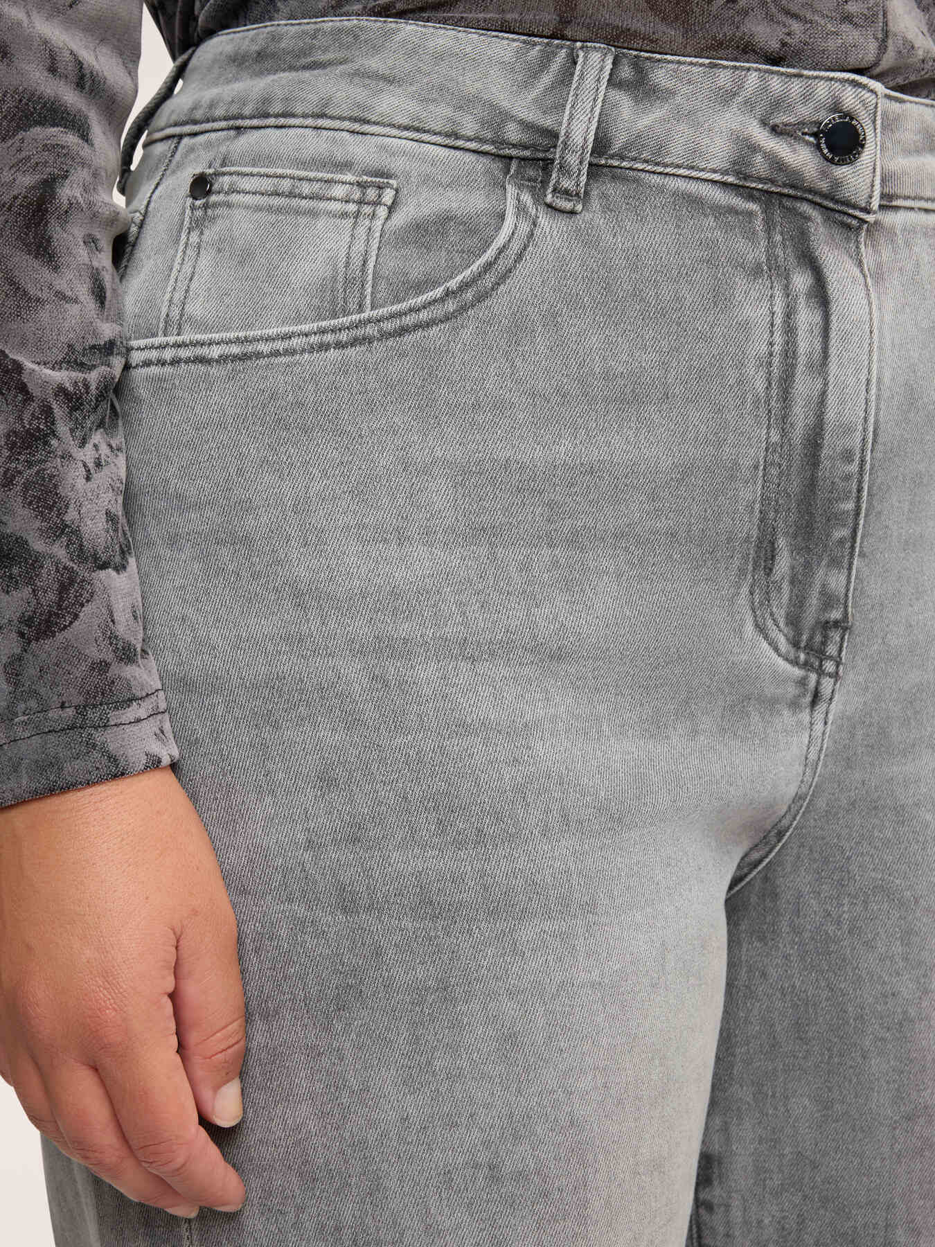Jean Mom Fit d&eacute;lavage gris image number 3