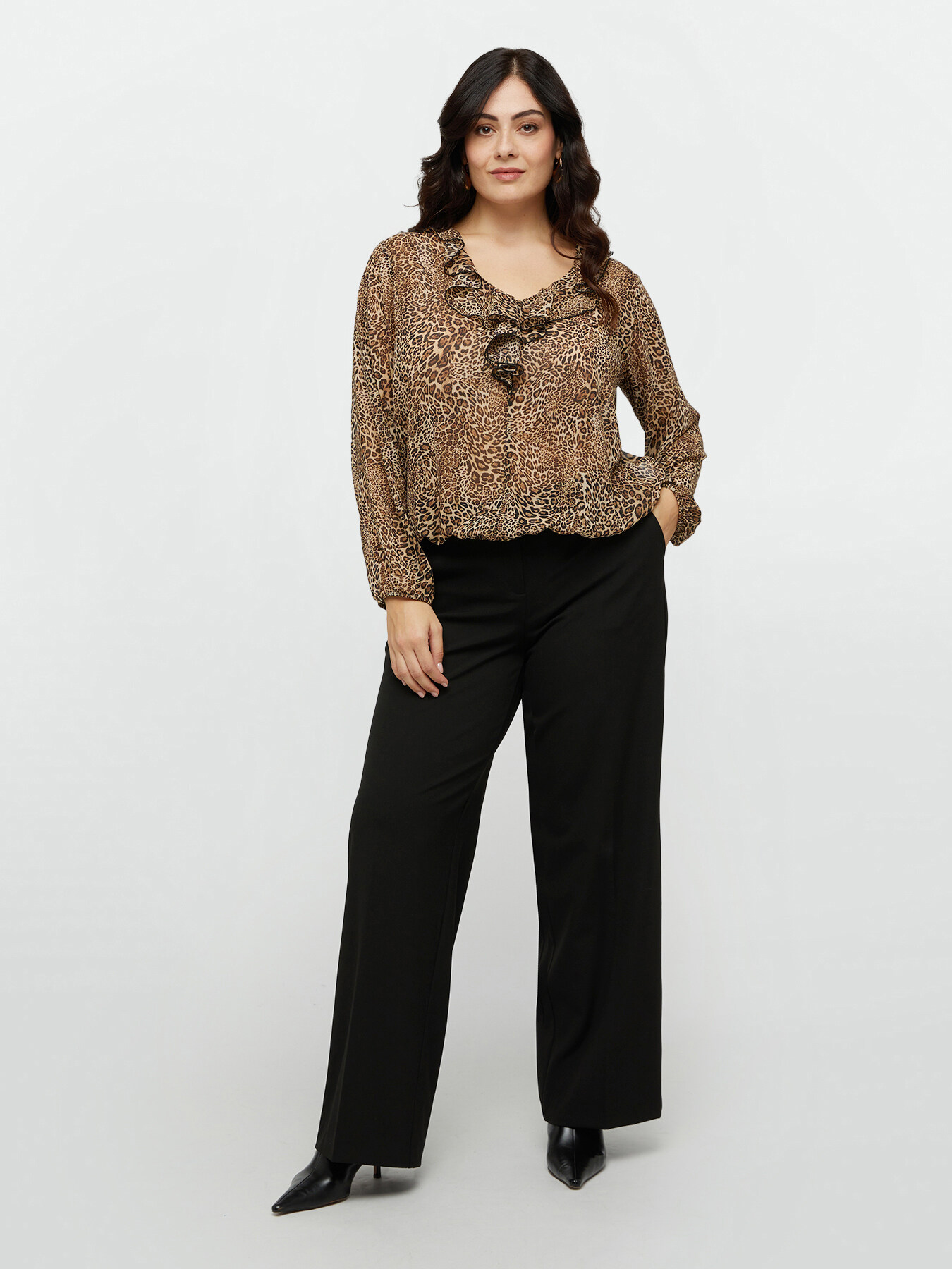 Blouse &agrave; motif animalier avec volants sur le devant image number 0