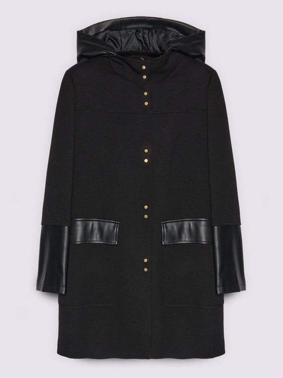 Manteau avec d&eacute;tails en tissu brillant