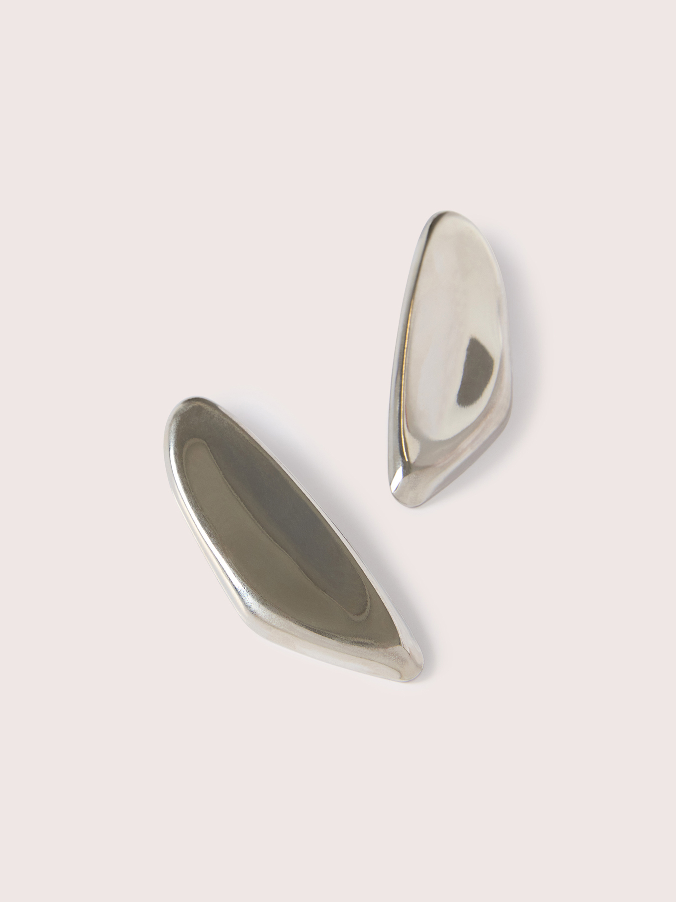 Asymmetric design earrings image number 2