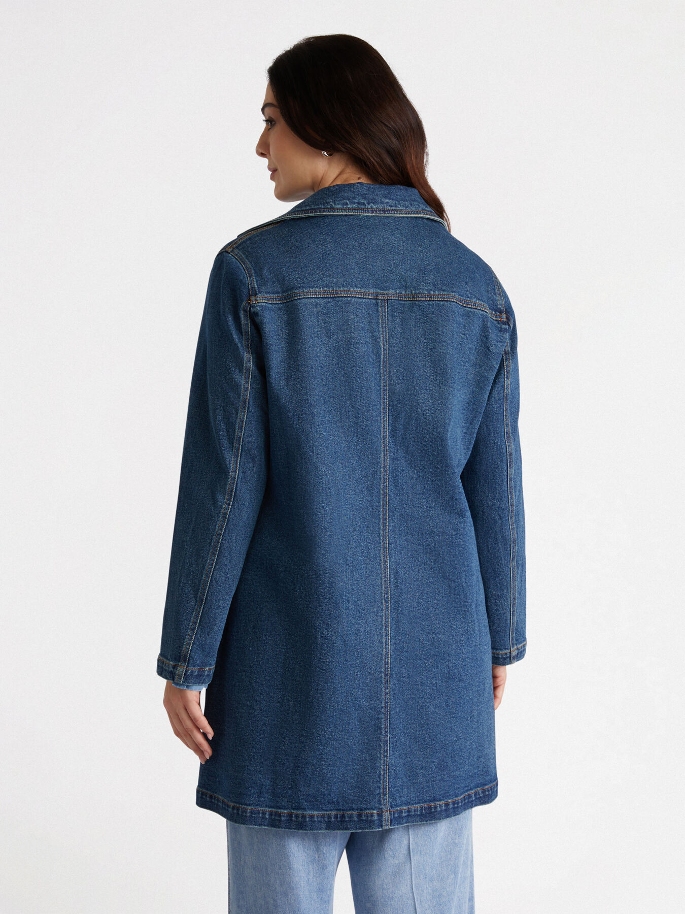 Trenchcoat aus Denim mit Brosche image number 2