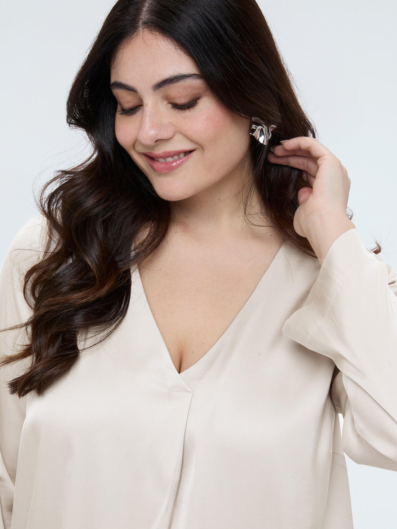 Blusa escote en V en raso de viscosa image number 2