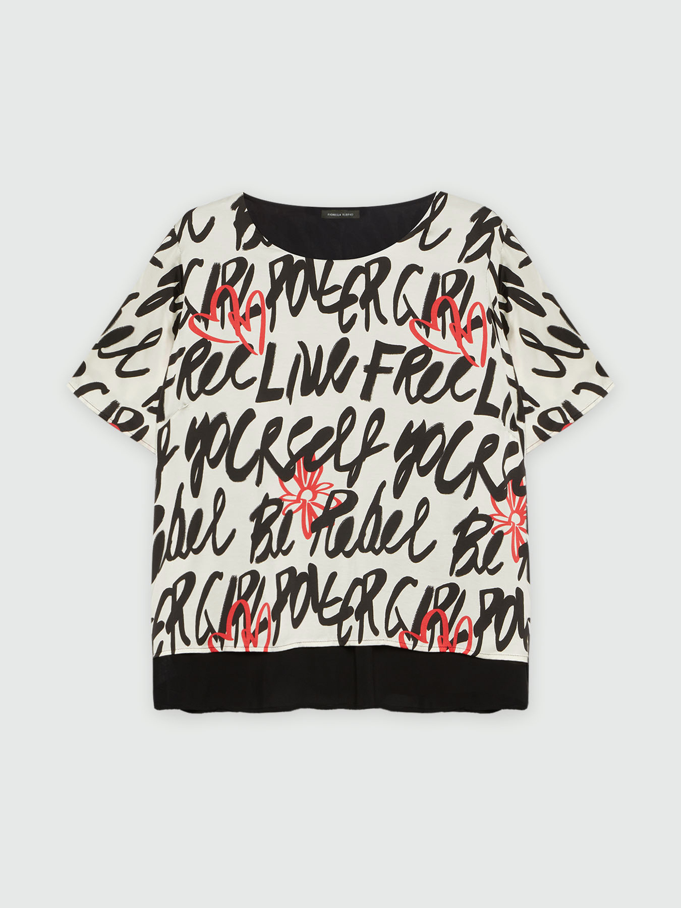 Blusa de raso con logos y corazones image number 4