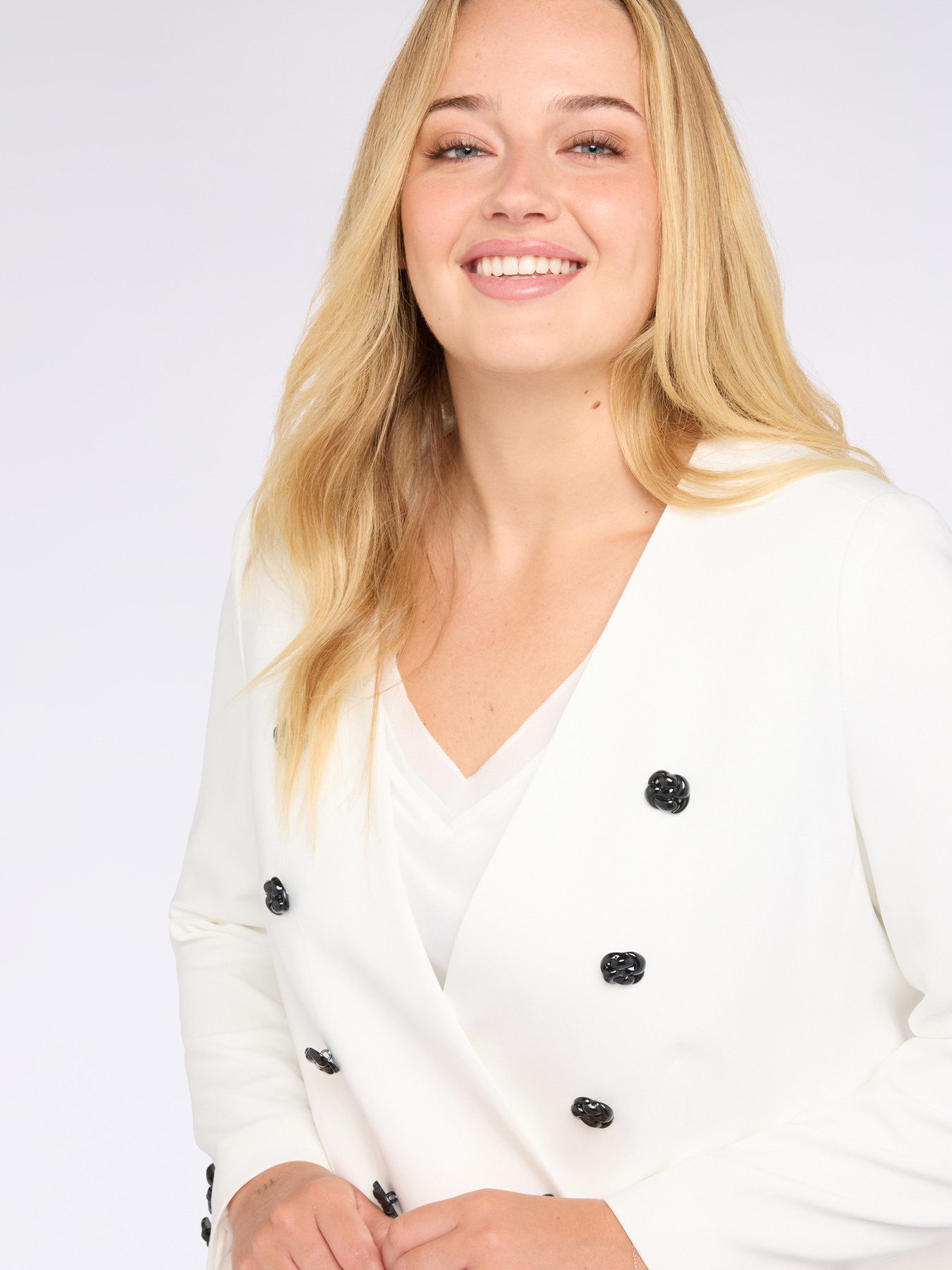 Blazer corto con bottoni gioiello extra luminosi image number 4