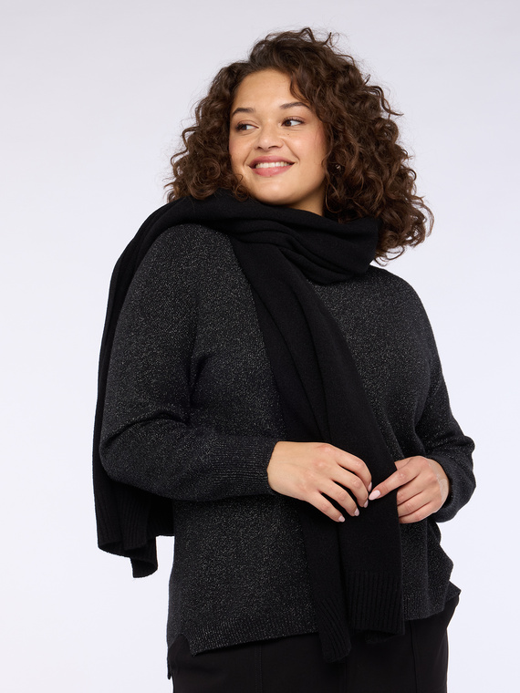 Long scarf with ribbed edges