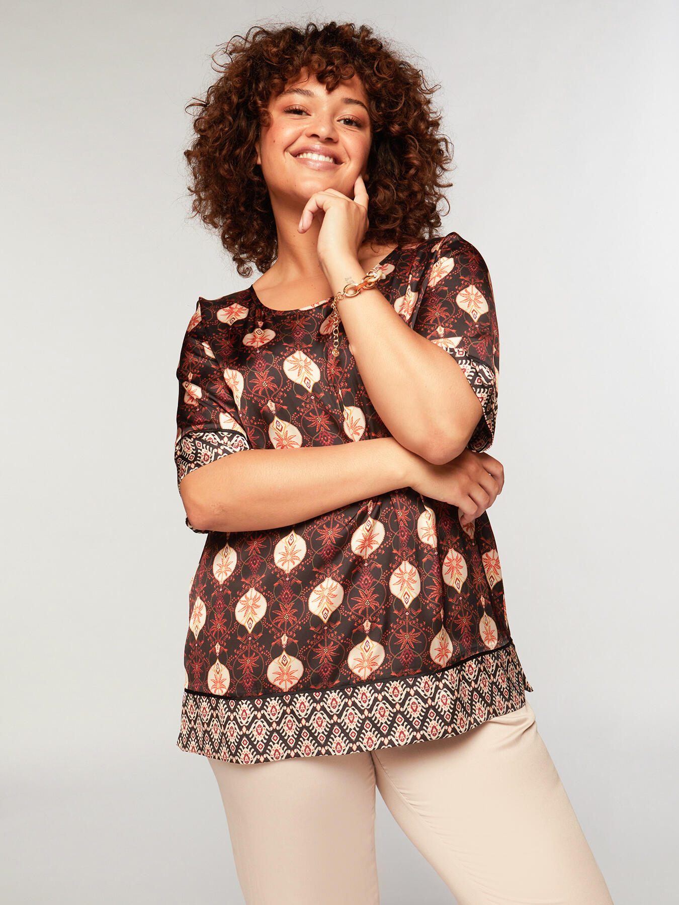 Blouse en satin &agrave; imprim&eacute; ethnique image number 2