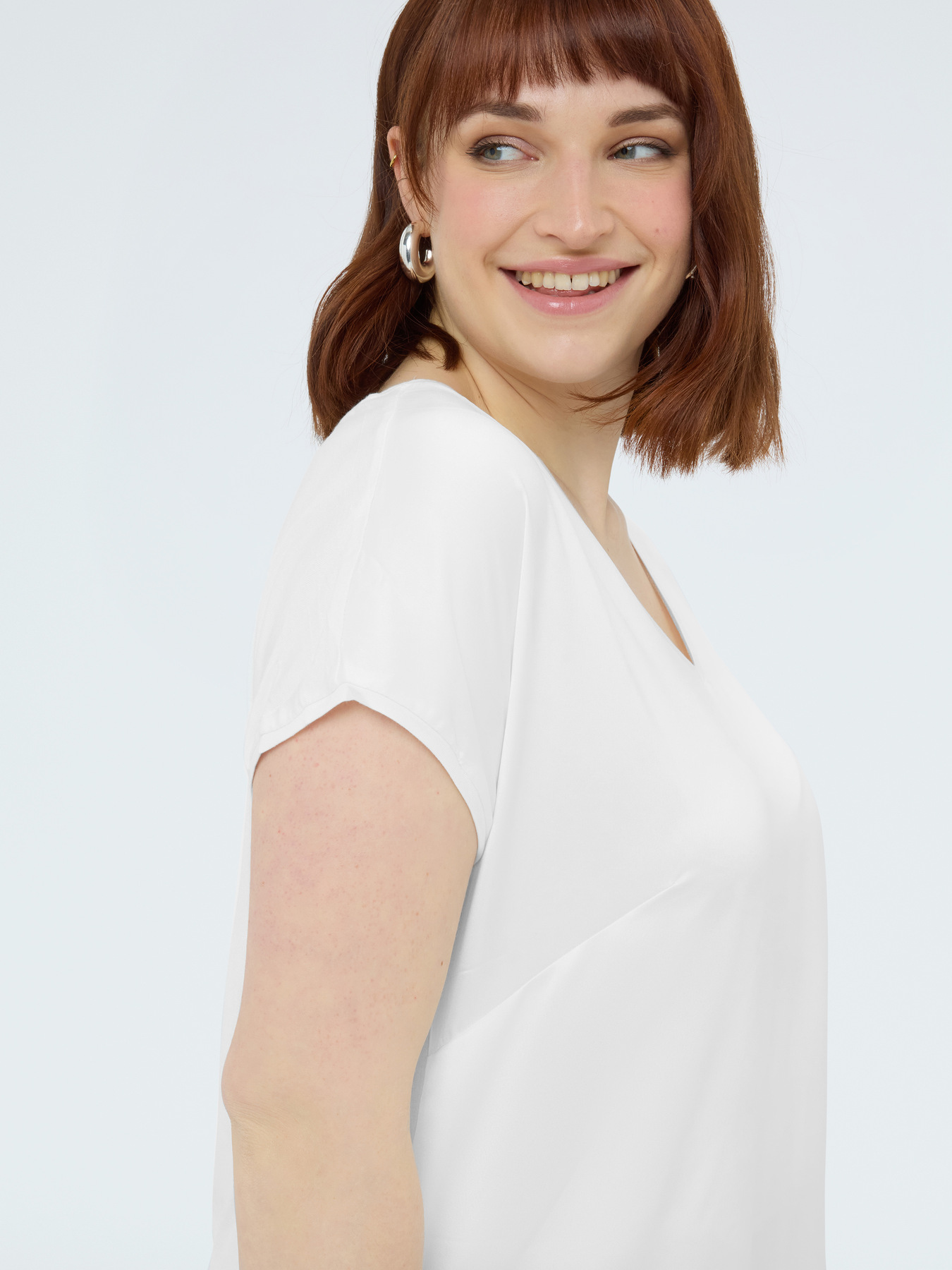 Two-material V-neck T-shirt image number 2