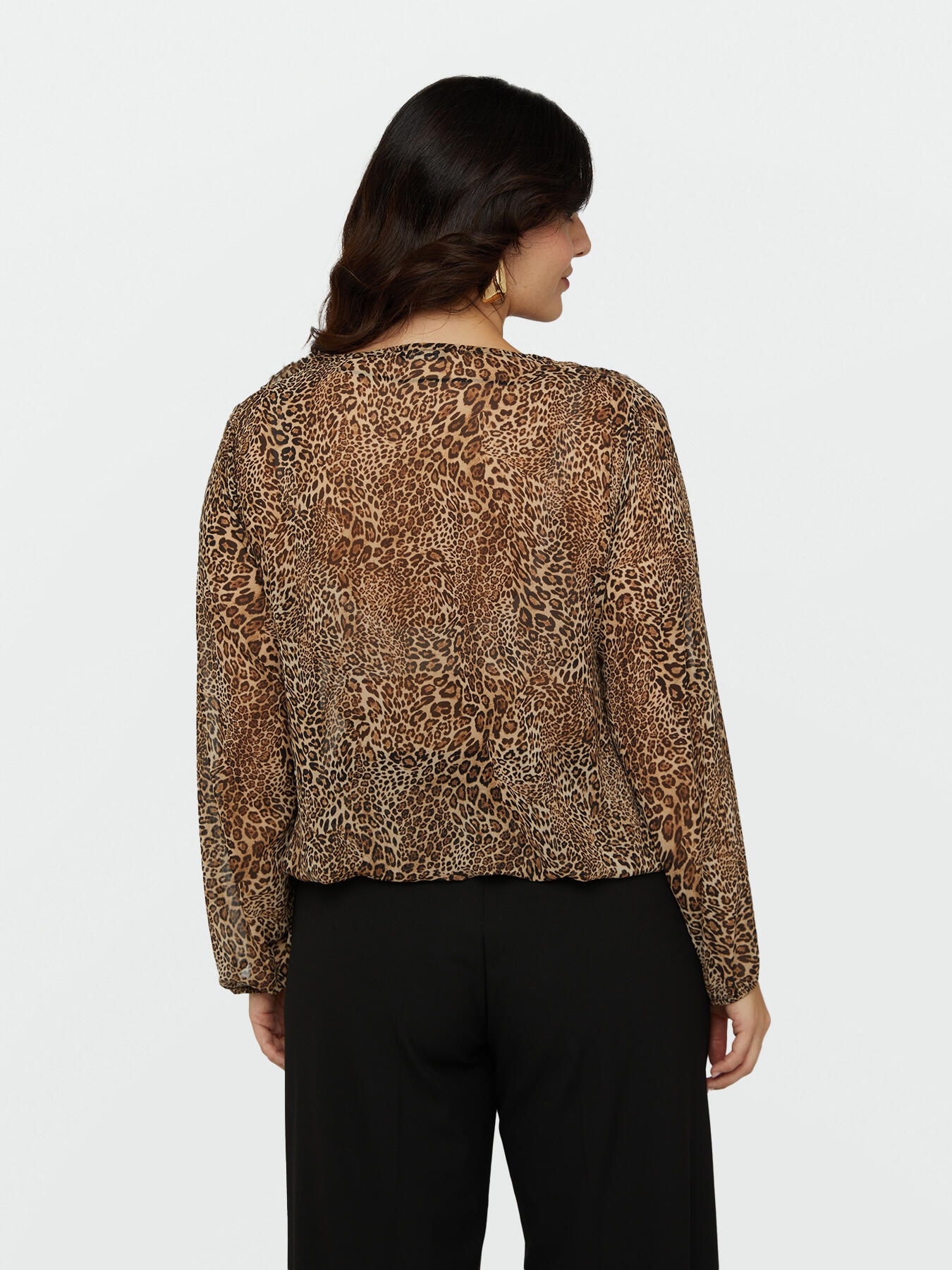 Blusa animalier con volantes por delante image number 1