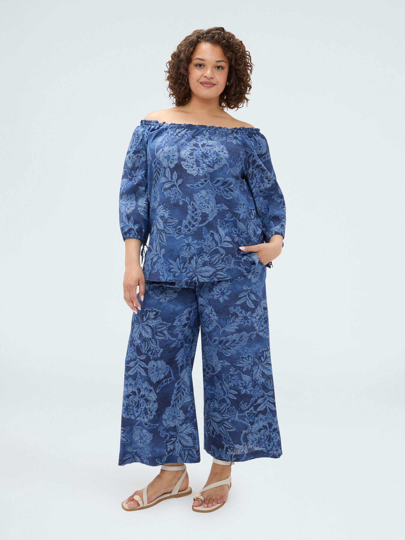 Cropped chambray trousers with print image number 2