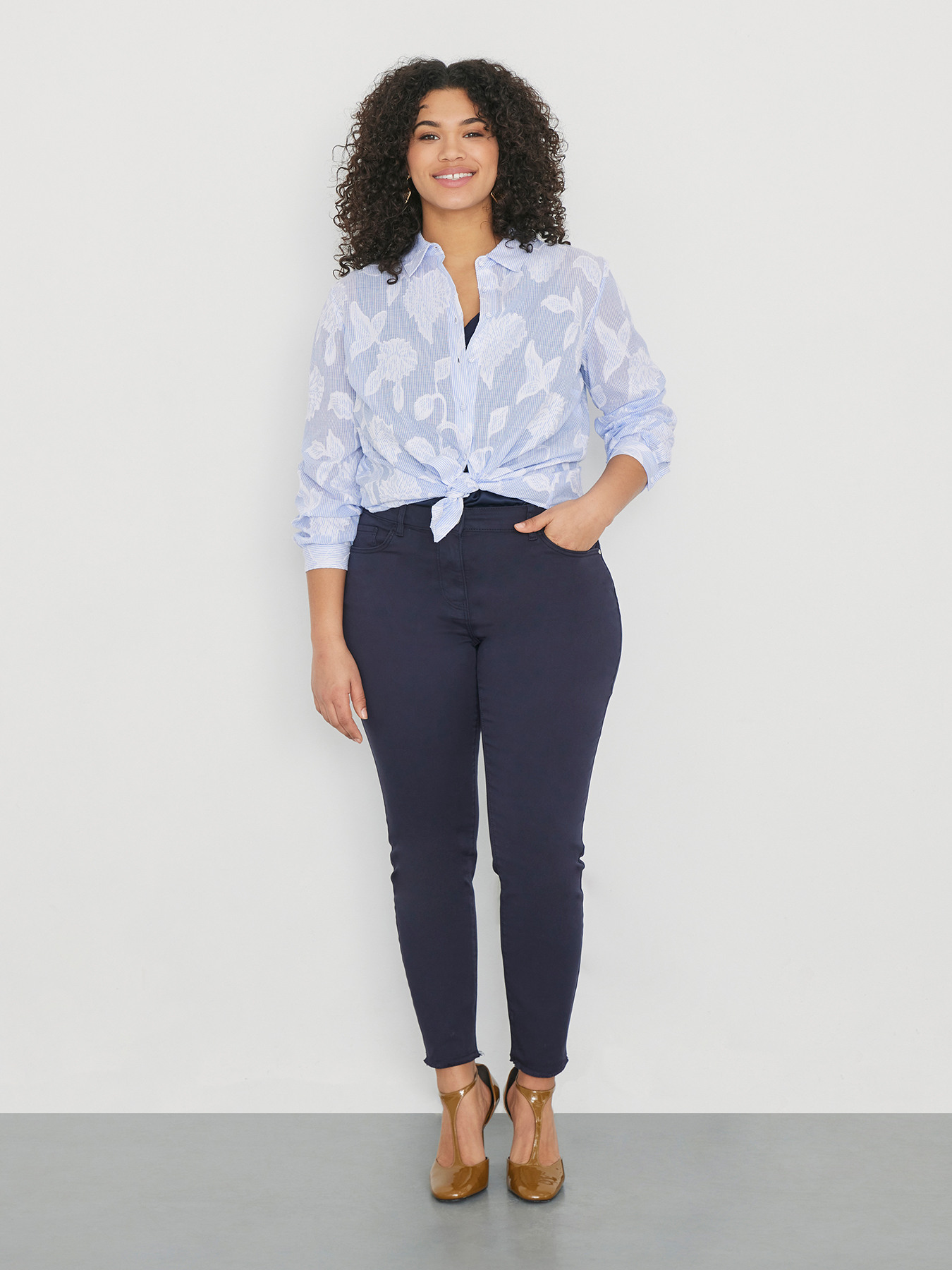 Camisa de rayas con elaboraci&oacute;n floral image number 0