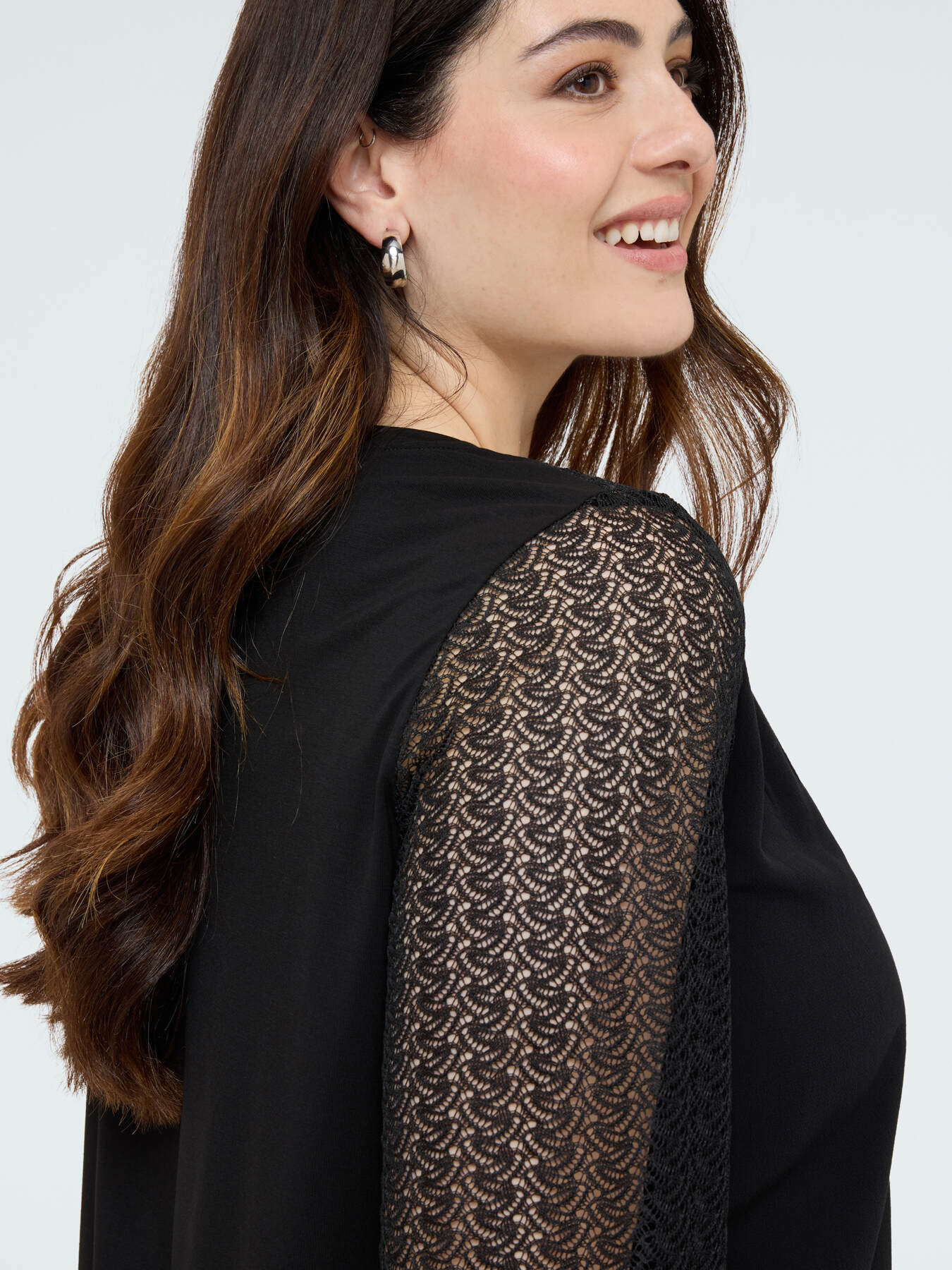 Two-tone t-shirt with crochet sleeves image number 3