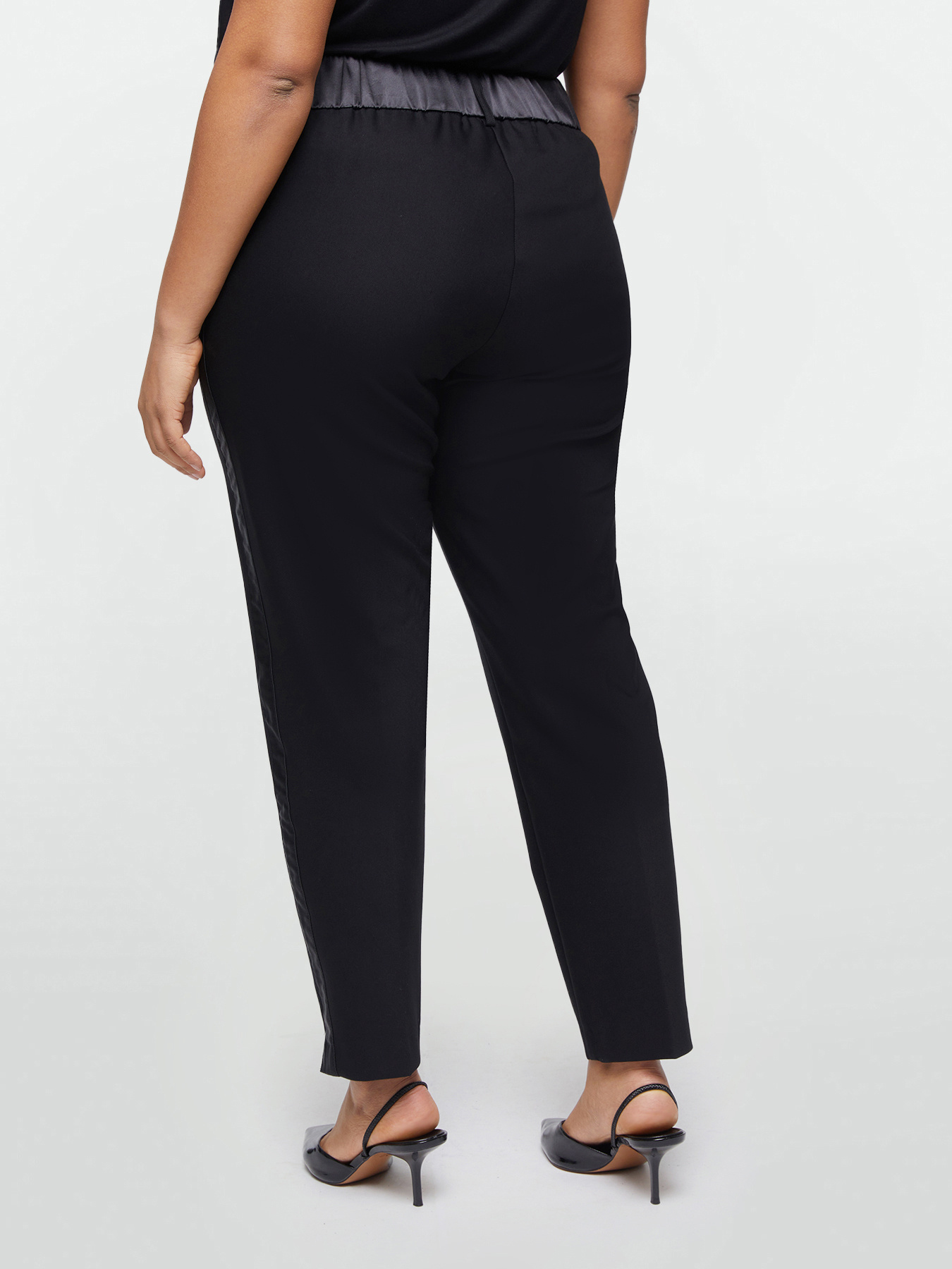 Elegante Hose mit seitlichen Bord&uuml;ren aus Satin image number 1