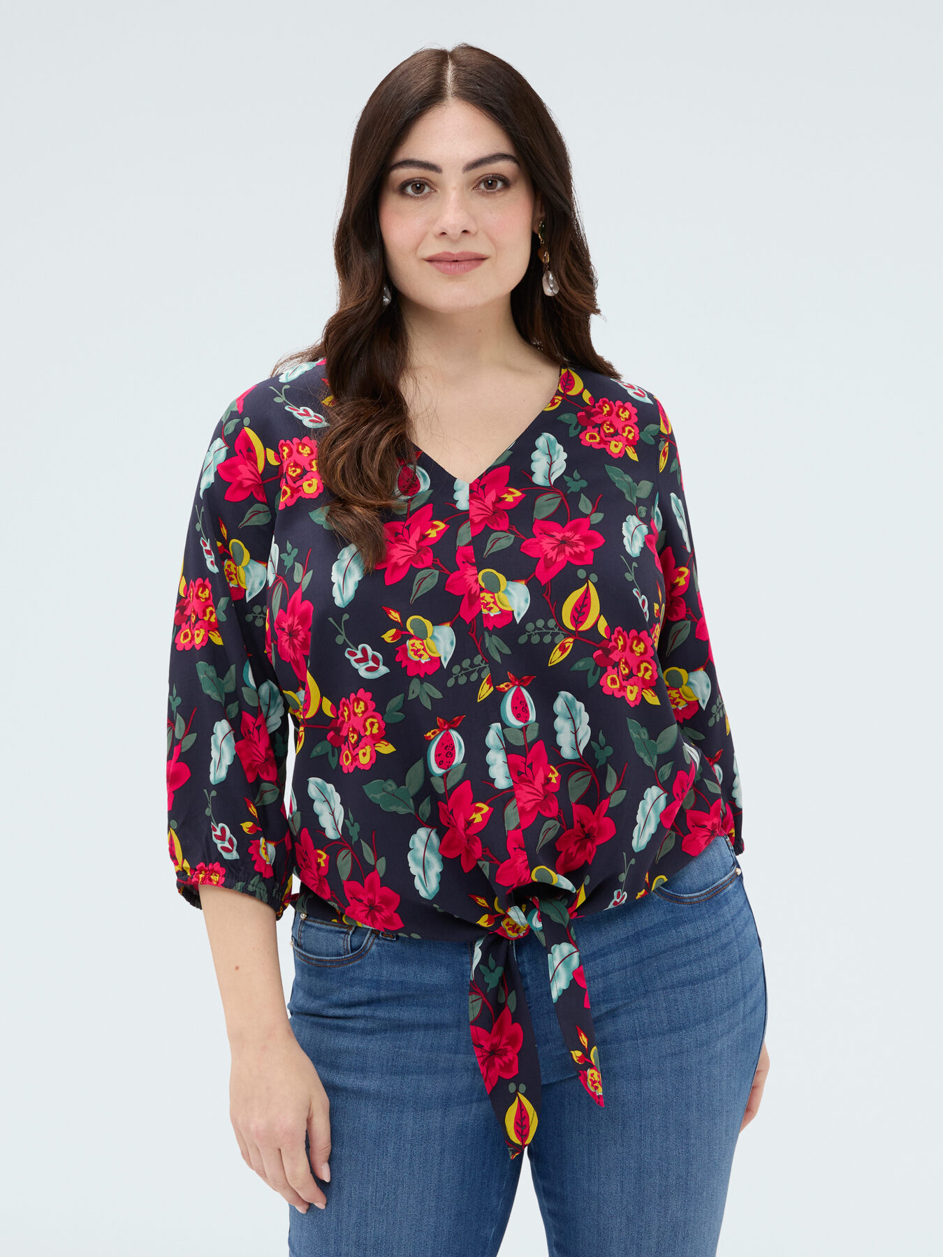 Blouse imprim&eacute; fleuri en viscose avec n&oelig;ud image number 2
