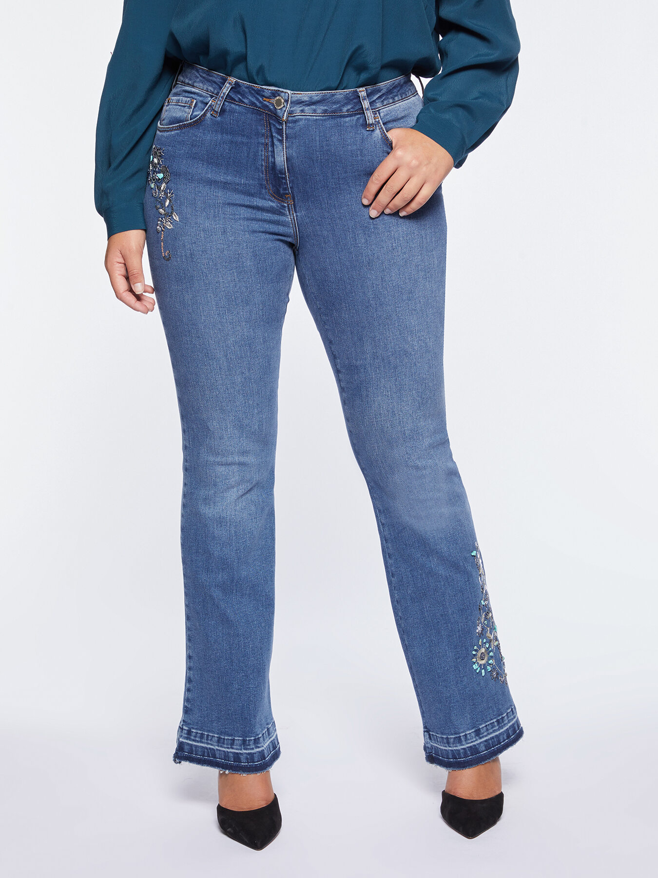 Jean flare turquoise avec riche broderie image number 0