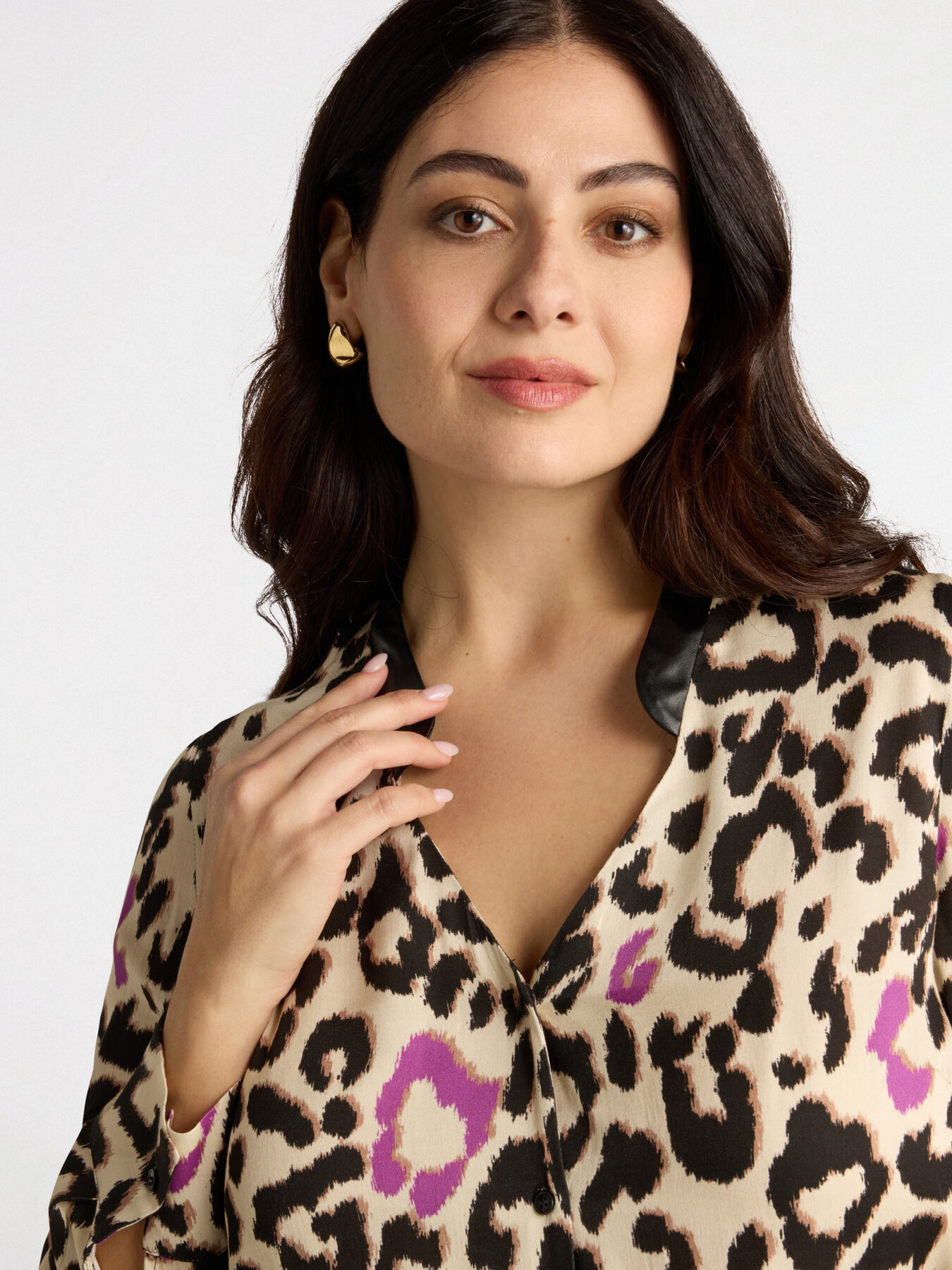 Hemdbluse mit Leopardenmuster und V-Ausschnitt image number 3