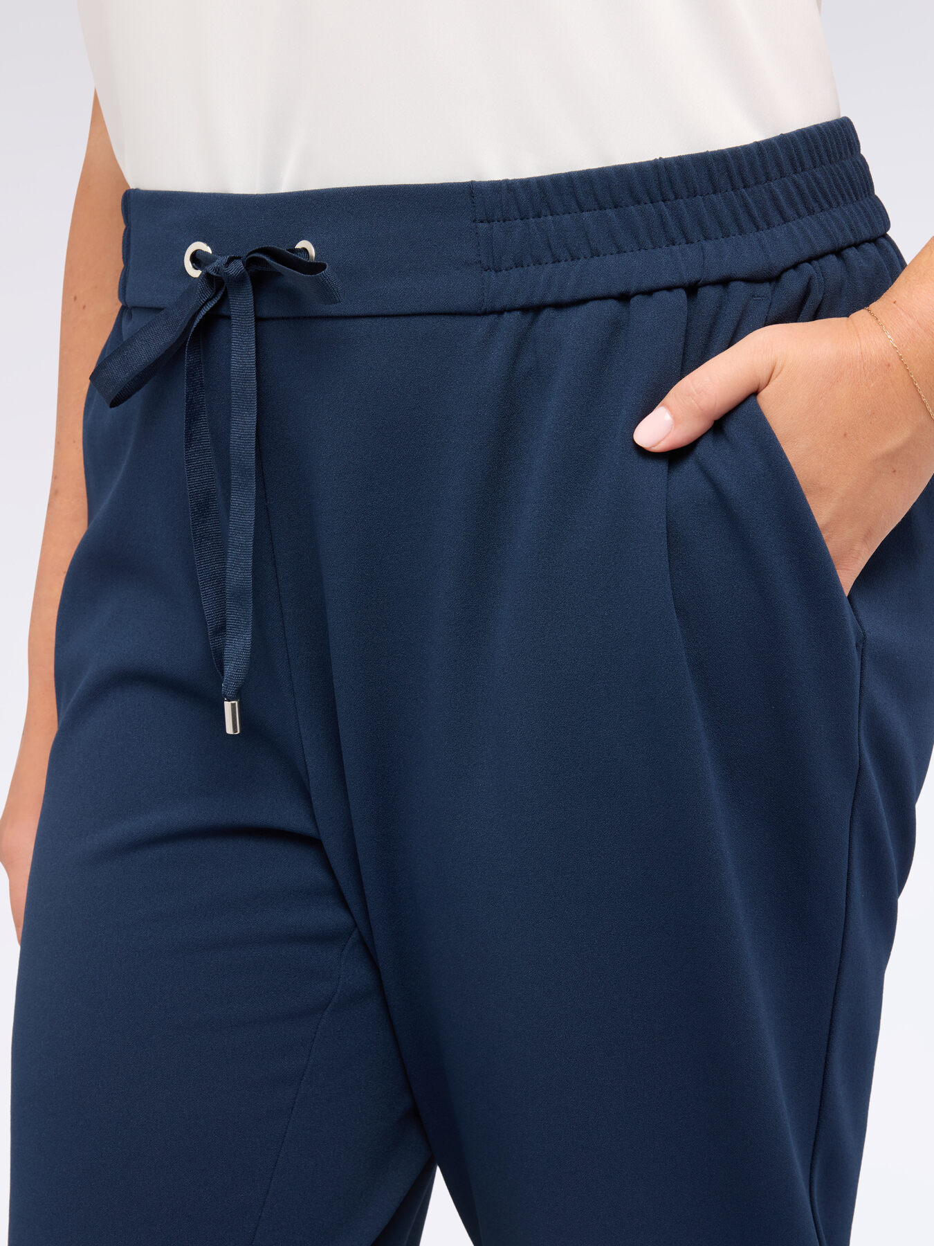 Jogginghose aus Stretchmaterial mit Kordelzug image number 2