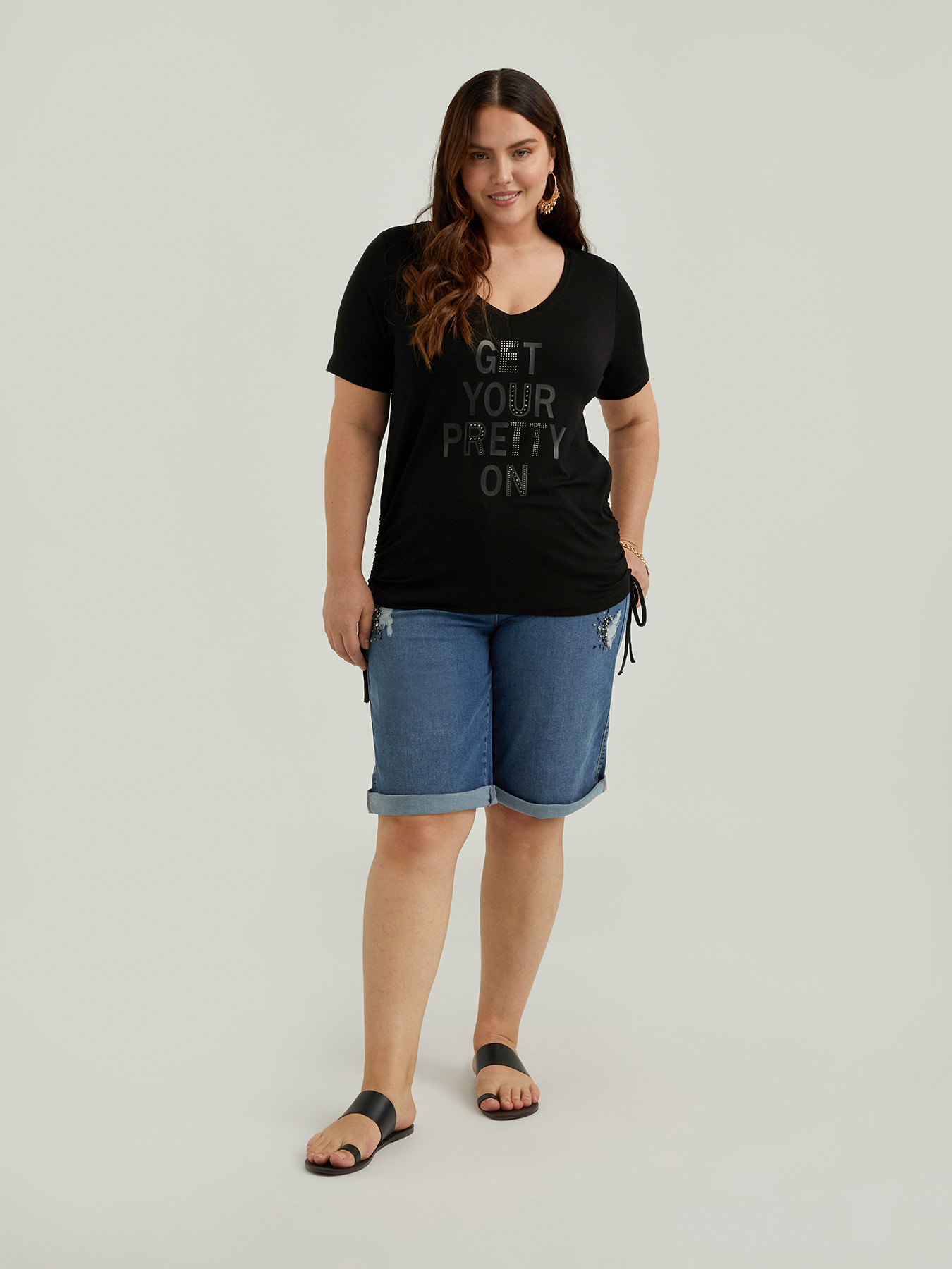 Pantaloni corti in denim con ricamo e strappi image number 0