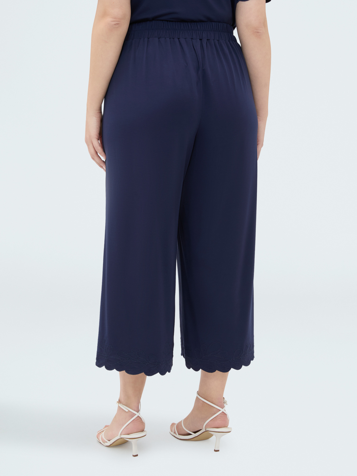 Pantalon court avec ourlet brod&eacute; image number 1