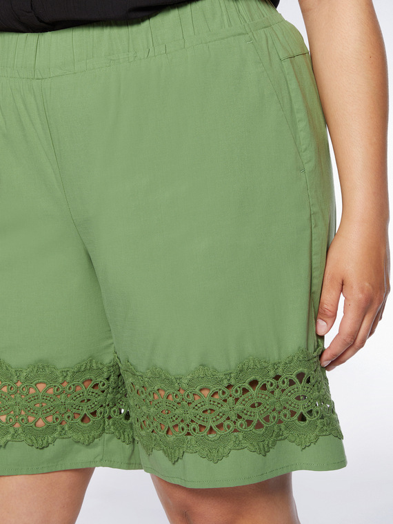 Short trousers with lace edge