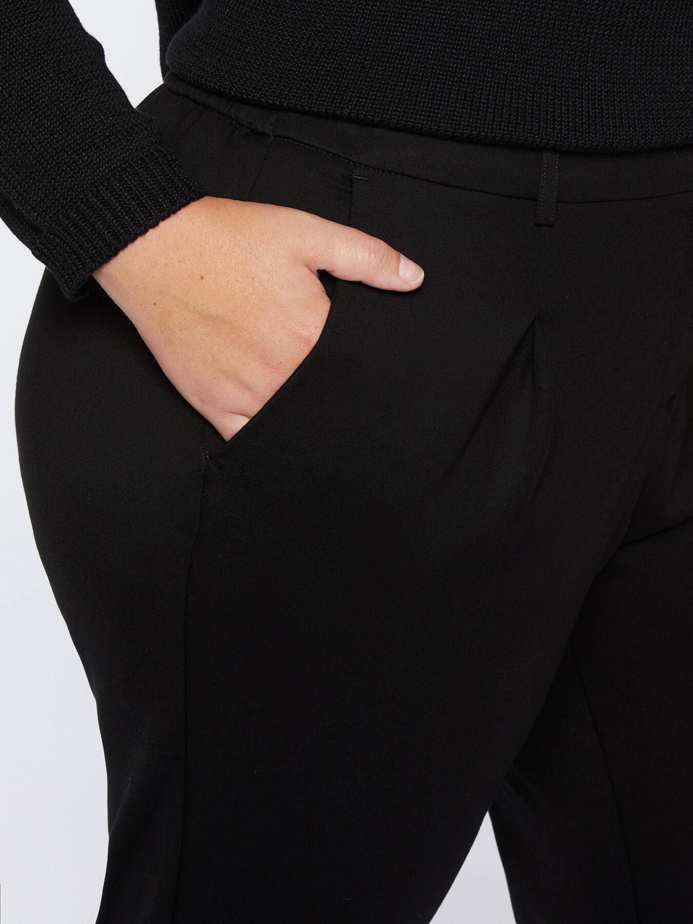 Trousers with front pleats in ECOVERO™ viscose image number 2