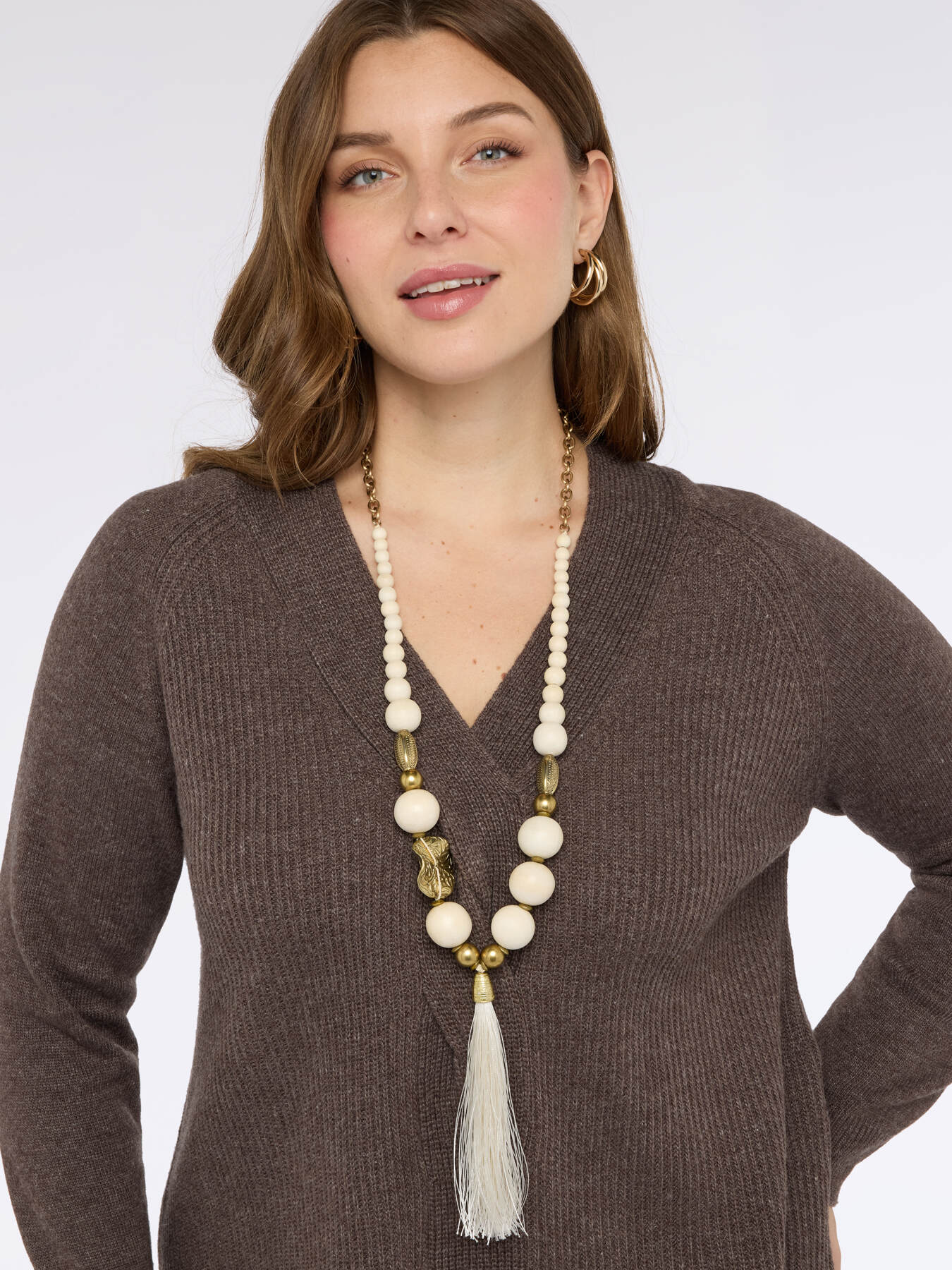 Collana con perline e nappa decorativa image number 0