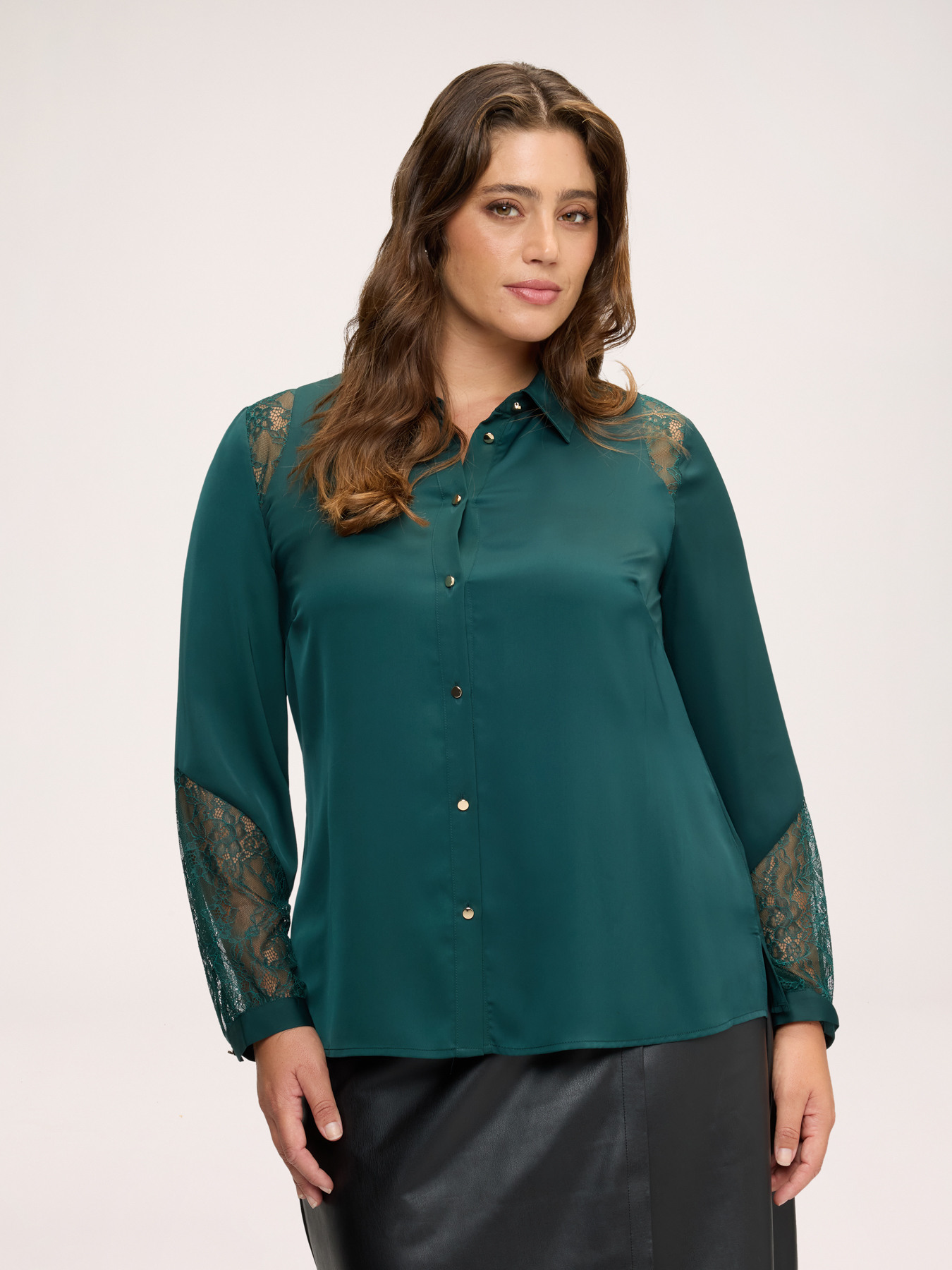 Blouse en satin stretch avec inserts en dentelle image number 0