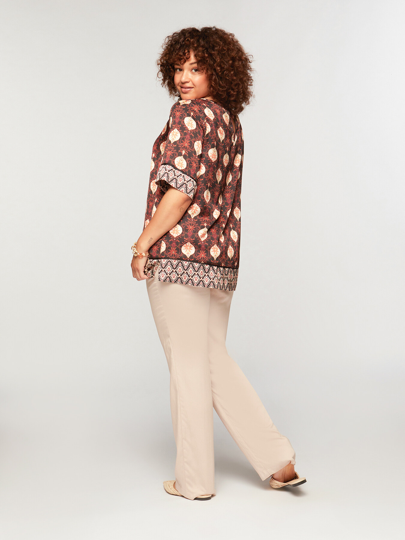 Blouse en satin &agrave; imprim&eacute; ethnique image number 1