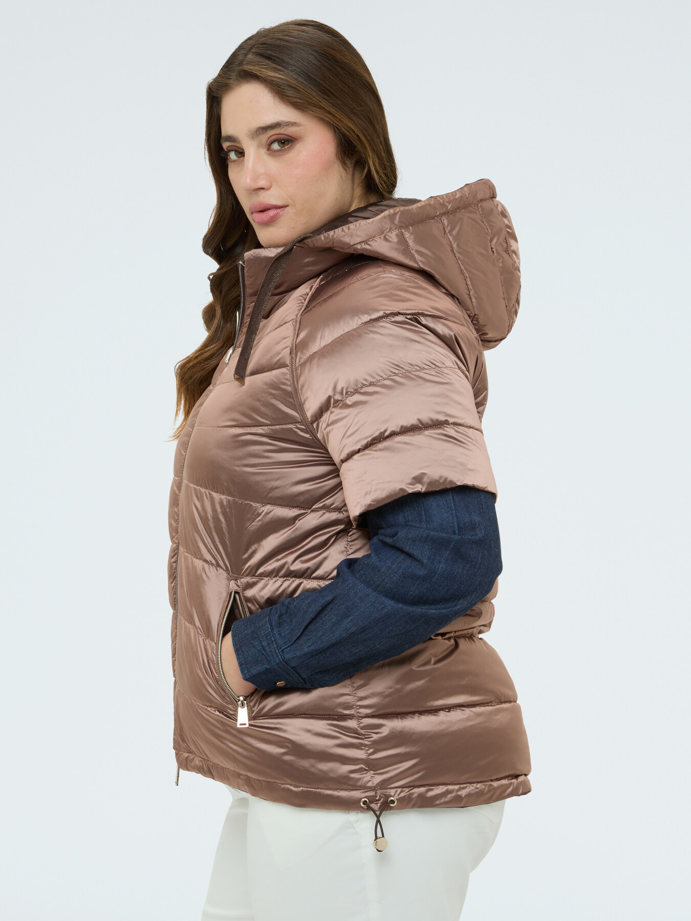 Reversible short-sleeve puffer jacket image number 6