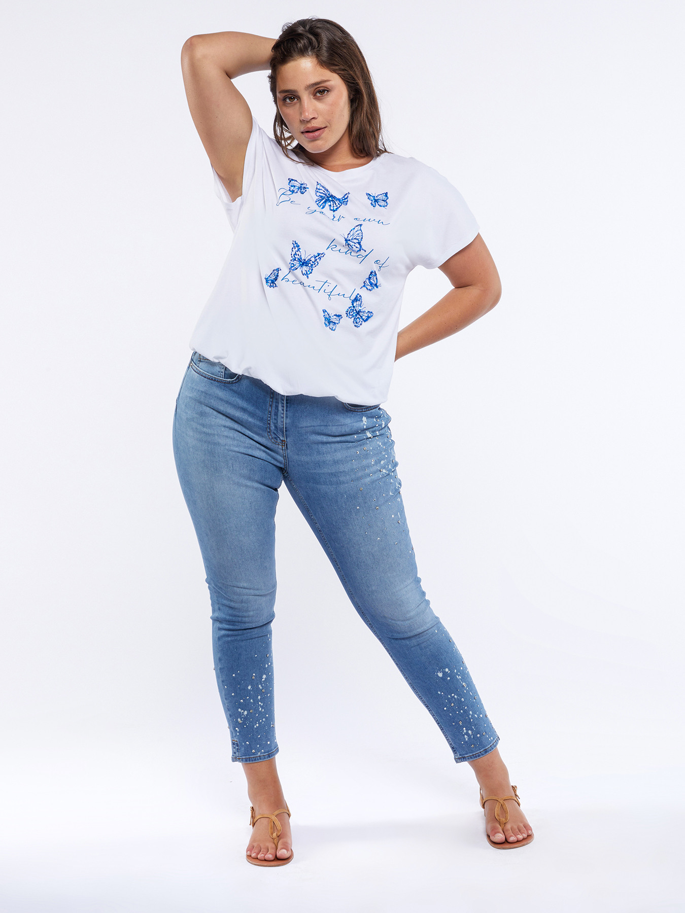 T-shirt con farfalle ricamate e scritta image number 2