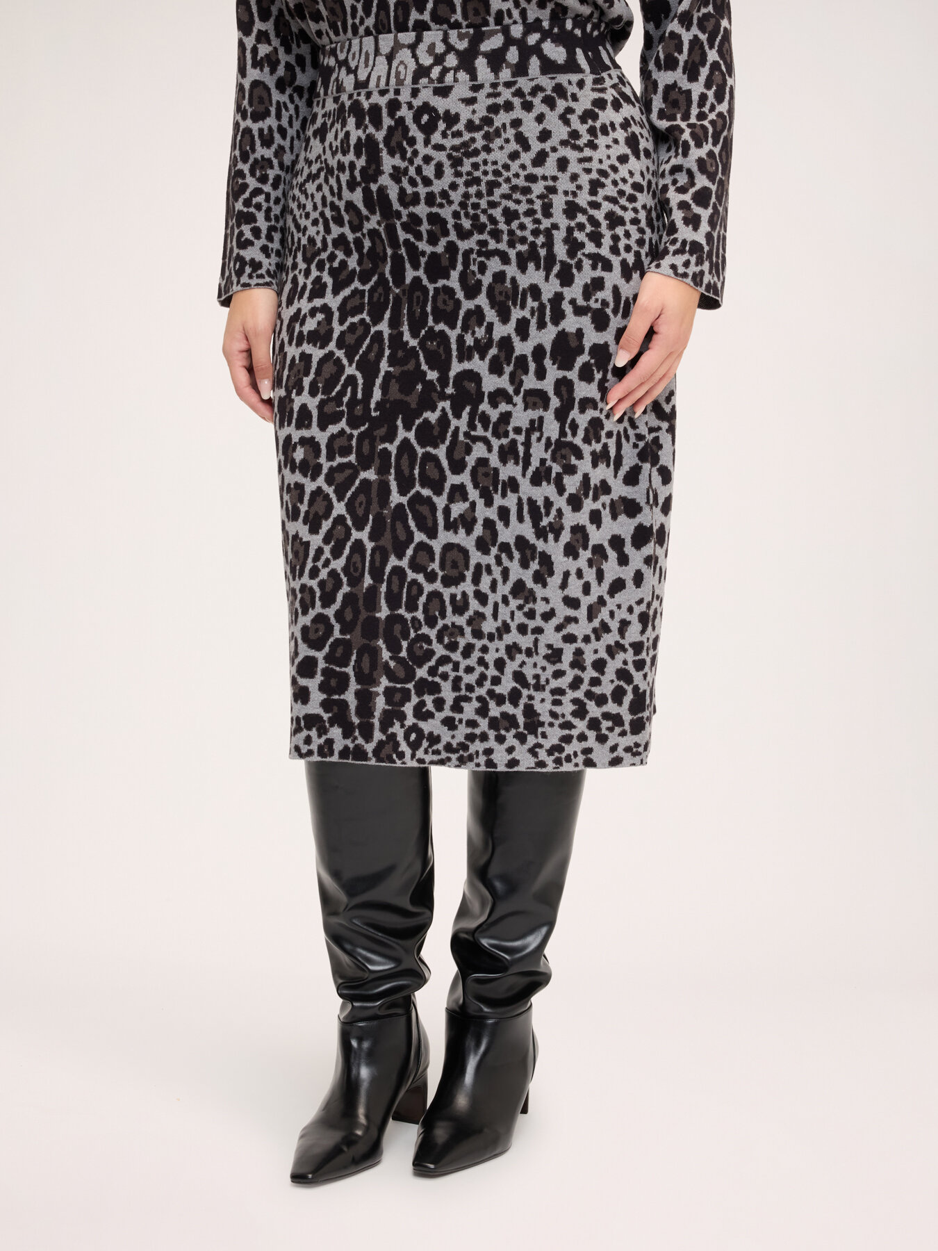 Animal-print knit pencil skirt image number 1