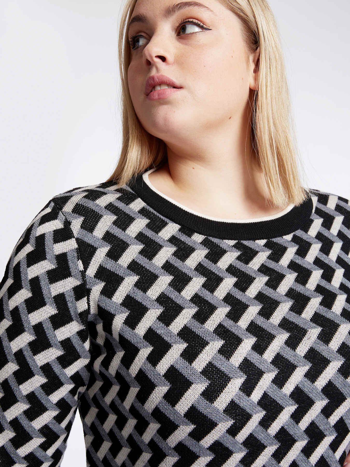 Maxi maglia a intarsi geometrici image number 2