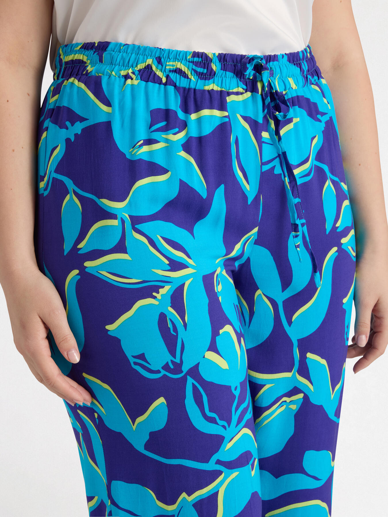 Pantaloni floreali in viscosa LENZING™ ECOVERO™ image number 3