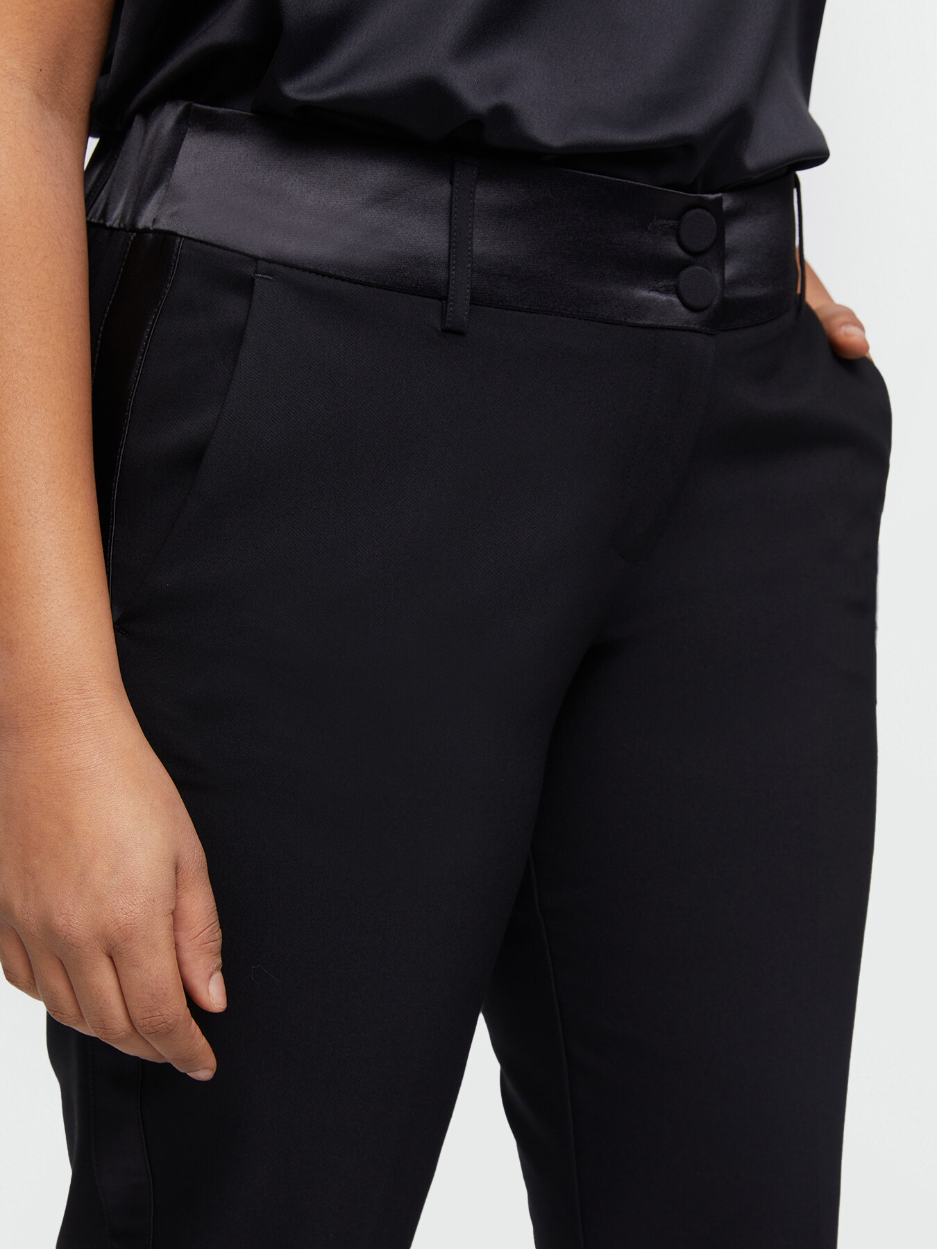 Elegante Hose mit seitlichen Bord&uuml;ren aus Satin image number 3