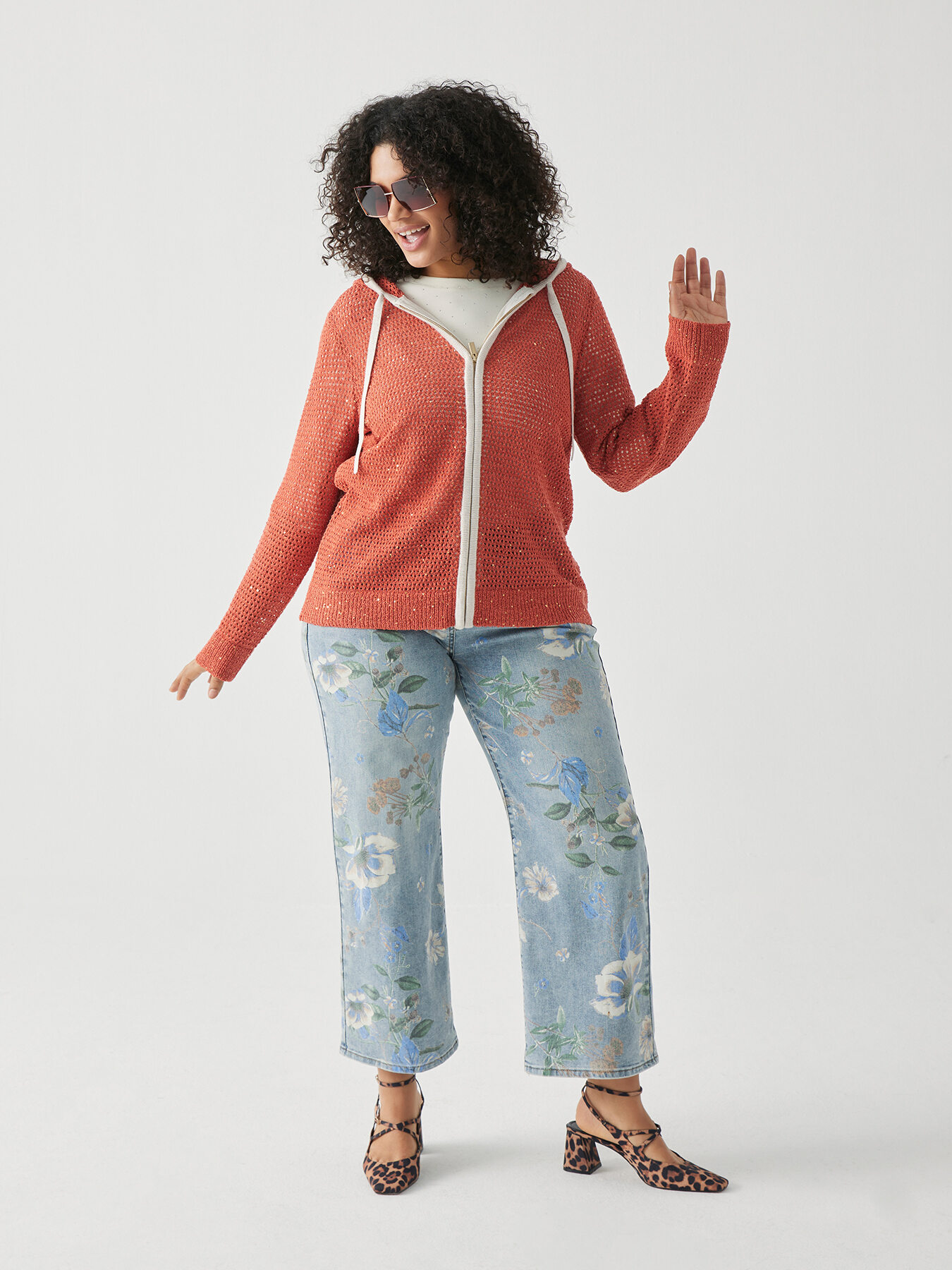 Cropped-Jeans mit floralem Muster image number 0