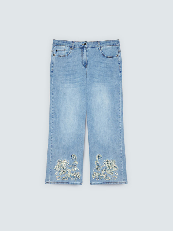 Cropped jeans with floral embroidery