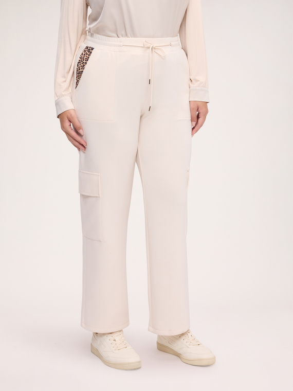 Pantalones cargo con estampado de manchas