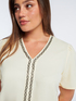 Bluse mit Stickerei image number 4