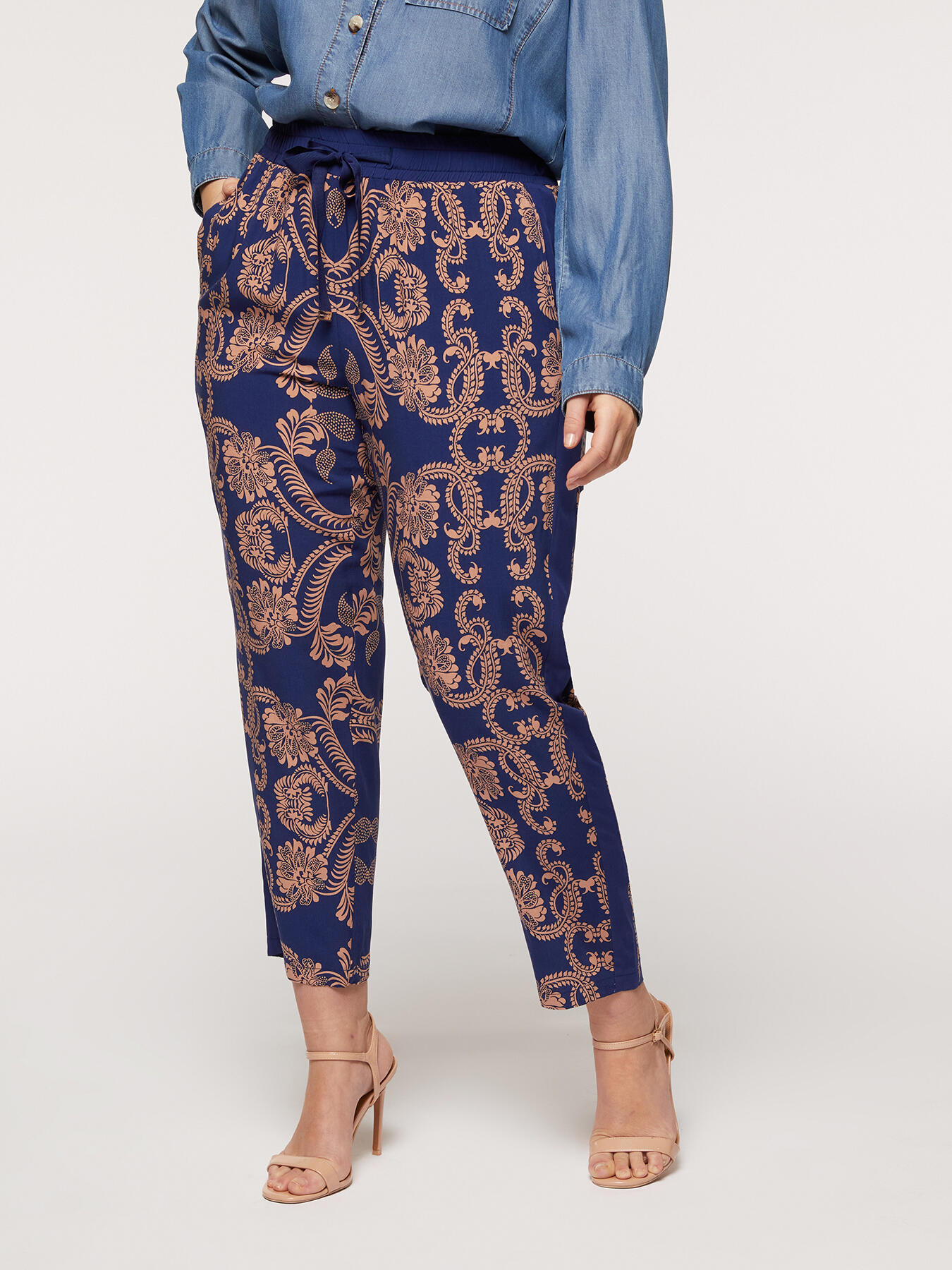 Pantalones joggers de viscosa estampada image number 2