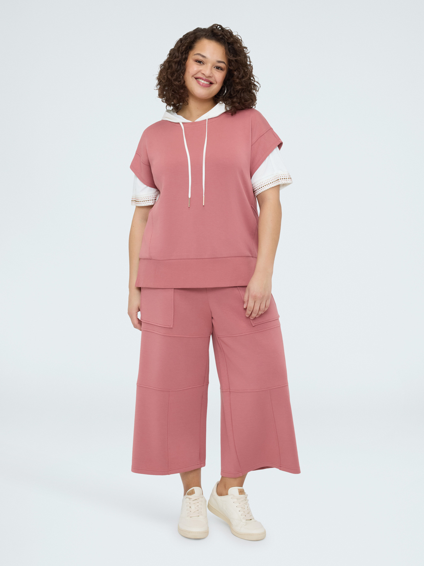 T-shirt avec capuche et bordures hotfix image number 4